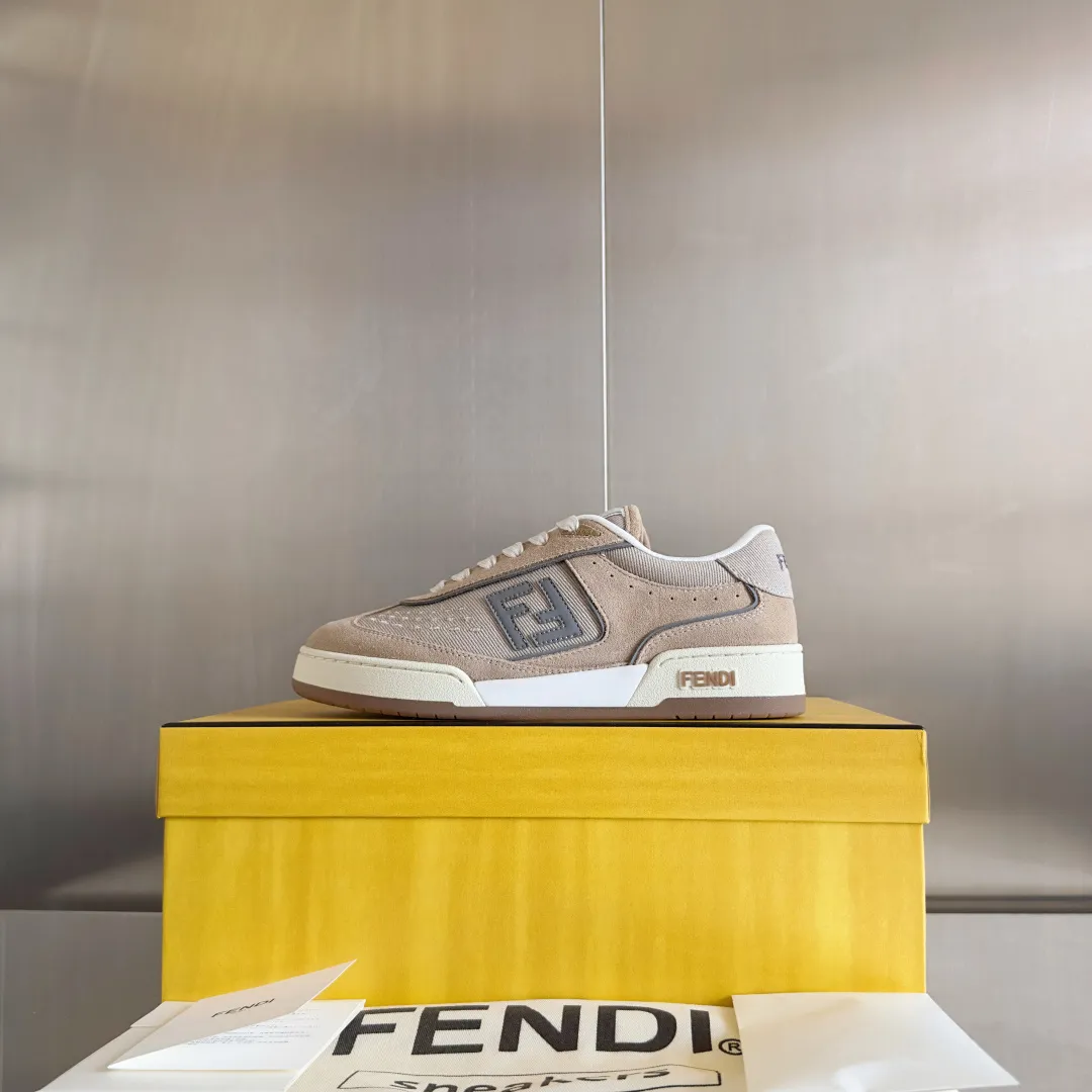[FENDI] Top P: 720💰 Couple model ▪️ Size: Women's model 35-41 / Men's model 39-45 Top version: Fendi Fendi match series Couple model, film, casual sports shoes, sneakers, original purchase, development and production of these FENDI Match lace-up sports shoes. Small perforations accent the upper. Made of white leather with beige suede details. Matcha green leather FF applique. Rubber sole with FENDI lettering on the side. Comes with exquisite packaging at the counter🛍📦 ▪️ Fabric: Original custom imported first-layer cowhide ▪️ Lining: Imported custom breathable mesh ▪️ Sole: Original molded TPU two-color combination sole ▪️ Sole thickness: 3CM.